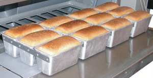 Выгрузка хлеба в хлебопечи на дровах